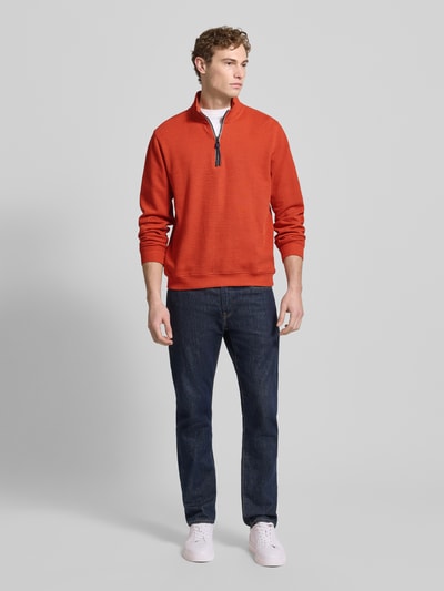 Männermodel trägt Sweatshirt mit Stehkragen und Reißverschluss von Lerros, Baumwoll-Mix, Regular-Fit, Strukturmuster, Ganzkörperansicht von vorne.