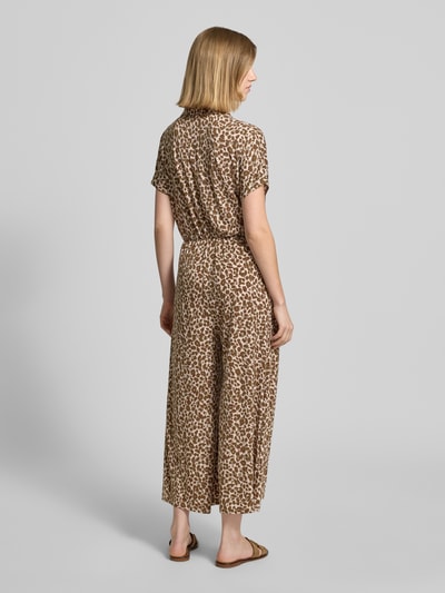 Frauenmodel trägt Jumpsuit mit Allover-Animal-Print von Betty Barclay aus Elastischer-Material-Mix, Tailliert, Umlegekragen, Knopfleiste, Ganzkörperansicht Rückansicht. Rückenlänge 37 cm, Brustweite 53 cm, Gesamtlänge 121 cm, Innenbeinlänge 60 cm, bei Größe 36.