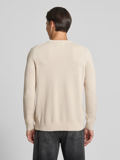 Mężczyzna-model nosi Regular Fit Pullover aus reiner Baumwolle von Marc O'Polo w kolorze jasnobeżowym, gładka dzianina, widoczne struktury, Ganzkörperansicht Rückansicht.