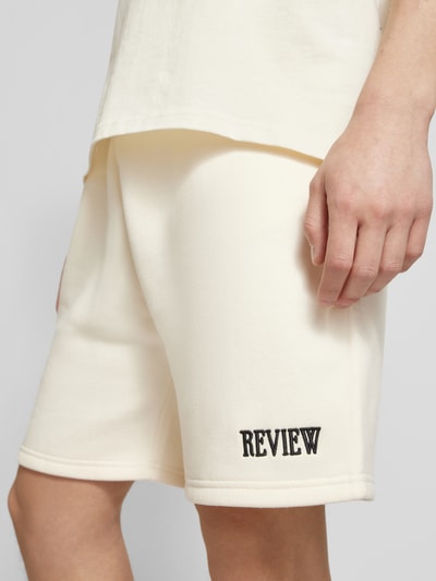 REVIEW Regular Fit Sweatshorts mit Label-Stitching Ecru 3