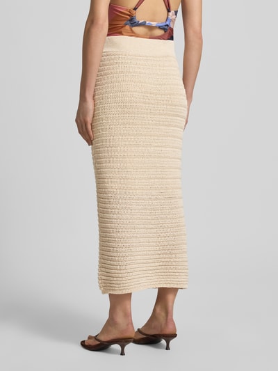 Frauenmodel trägt Strickrock mit elastischem Bund von OPUS, naturfarbener Midirock im Gerader-Schnitt, Material-Mix mit Baumwoll-Anteil, Struktur durch feine Stricktextur, Bundweite 38 cm, Gesamtlänge 90 cm, Ganzkörperansicht Rückansicht.