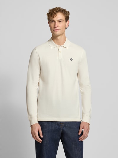 Mannenmodel draagt Regular Fit Poloshirt aus reiner Baumwolle van MCNEAL in gebroken wit met labelstitching, polokraag, knoopsluiting, shirt met lange mouwen, ruglengte bij maat M 73 cm, Ganzkörperansicht van voren