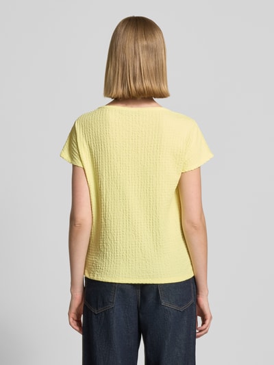 Frauenmodel trägt T-Shirt mit Strukturmuster und Rundhalsausschnitt von Betty Barclay in Gelb, Material-Mix mit Stretch-Anteil, Regular-Fit, Rückenlänge bei Größe 36: 48 cm, Ganzkörperansicht Rückansicht.