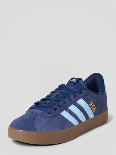 Produktfoto, Sneaker aus Leder Modell 'VL COURT 3.0' von adidas Sportswear in donkerblauw leer met lichtblauwe strepen, afgeronde punt, vetersluiting, labeldetails, rubberzool, voor Heren, hakhoogte 3 cm, schachthoogte 8 cm, schachtbreedte 7 cm.