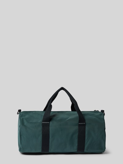 Produktfoto, Weekender met labelstitching van CK Calvin Klein, donkergroen met zwarte draagbanden, hoofdvak met ritssluiting, afneembare schouderband, binnenvak met ritssluiting, breedte 45 cm, lengte 24 cm, diepte 22 cm, schouderbandlengte 90 cm.