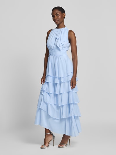 Frauenmodel trägt Abendkleid mit Volantsaum Modell 'MARLI' von Neo Noir in Hellblau, schmale Taille, Chiffon, Maxikleid, Ganzkörperansicht von vorne.