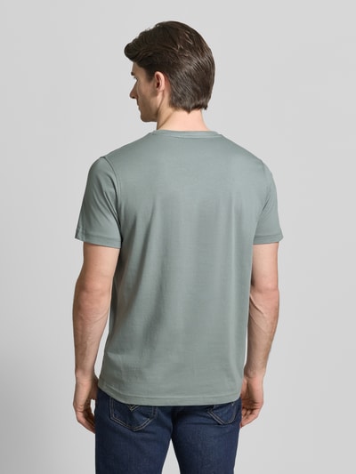 Męski model nosi T-Shirt mit Rundhalsausschnitt und Logo-Stitching von Lerros, bawełna, prosty krój, kolor szary, widok całej sylwetki z tyłu.