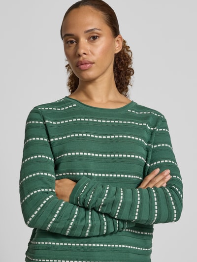 Frauenmodel trägt Regular Fit Longsleeve aus reiner Baumwolle von Christian Berg Woman in Grün mit weißem Streifenmuster, Strick-Optik, Rundhalsausschnitt, Nahaufnahme Oberkörper, Rückenlänge S: 58 cm, Ärmellänge S: 65 cm.