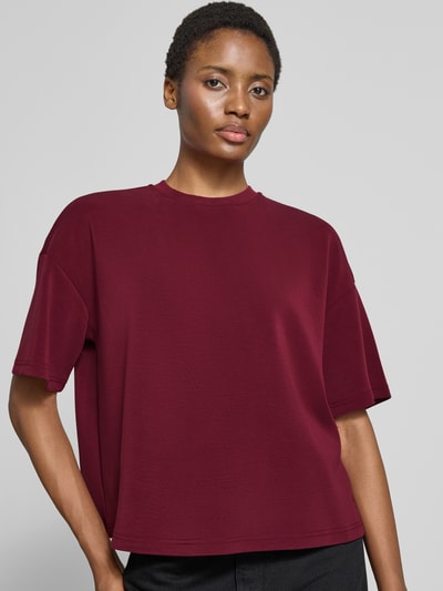 Frauenmodel trägt Oversized Sweatshirt aus Modal-Mix Modell ''TENNY'' von Selected in Dunkelrot mit glatter Textur, Nahaufnahme Oberkörper. Damen Sweatshirt von Selected.