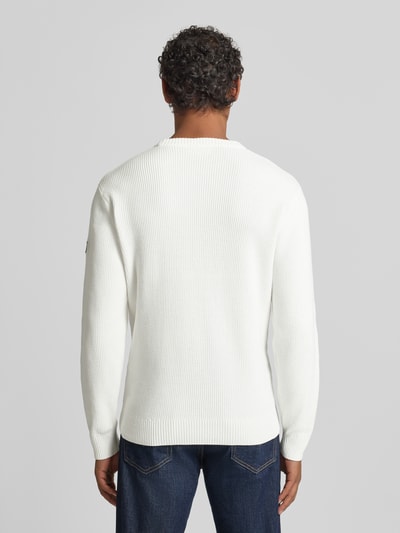 Männermodel trägt Regular Fit Strickpullover aus Baumwoll-Mix von Tom Tailor, Optik: Unifarben, Rippstrick, Ganzkörperansicht Rückansicht.