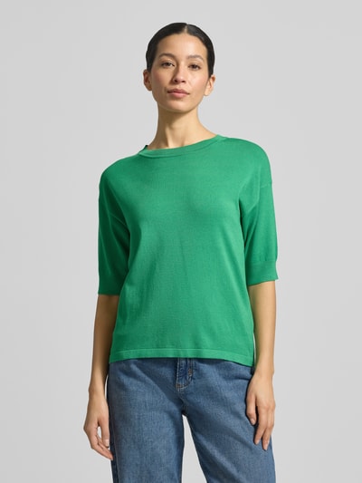 Kobiece modelka ma na sobie Regular Fit T-Shirt aus Viskose-Mix Modell 'Morla' od B.Young, damski t-shirt, mieszanka wiskozy, okrągły dekolt, rękaw o dł. 7/8, długość tyłu w rozmiarze S: 57 cm, długość rękawa w rozmiarze S: 23 cm, zielony kolor, prosta forma, gładka faktura, Ganzkörperansicht z przodu.