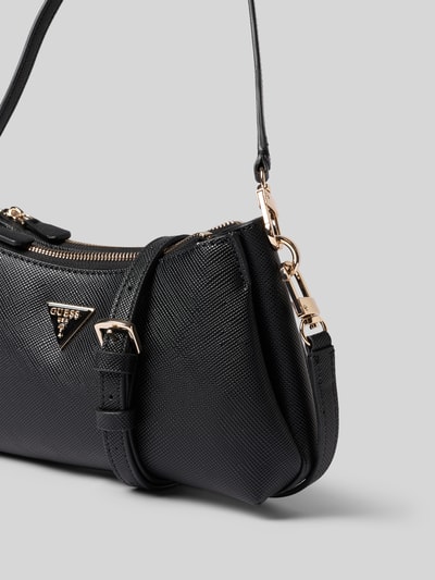 Produktfoto, schwarze Shoulder Bag in Leder-Optik Modell 'NOELLE' von GUESS mit goldfarbenem Logo-Detail, sichtbare Struktur, Kontext: Damen Shoulder Bag von GUESS, geteiltes Hauptfach mit Reißverschluss, abnehmbarer Schulterriemen, Breite 24 cm, Länge 15 cm, Tiefe 8 cm, Länge Schulterriemen 118 cm