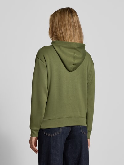 Kobiece model prezentuje zielony Hoodie aus Viskose-Mix mit Logo Modell 'IMA' od MSCH Copenhagen, regular fit, widok całej sylwetki z tyłu.