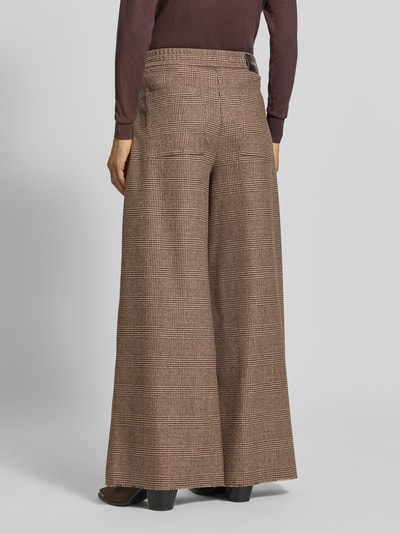 Frauenmodel trägt Regular Fit Weite Hose aus Woll-Mix Modell 'AVELINE' von CAMBIO, braunes Karomuster, glatte Textur, Ganzkörperansicht Rückansicht, Damen Weite Hose von CAMBIO.
