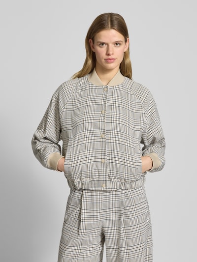 Frauenmodel trägt Regular Fit Blouson mit Viskose-Anteil von Marc O'Polo Denim, Optik: kariert, Materialverarbeitung: Webware, Nahaufnahme Oberkörper.