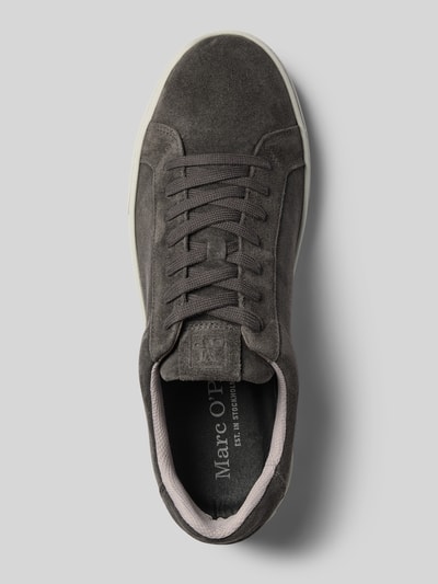 Produktfoto, dunkelgrauer Sneaker aus echtem Leder Modell 'AGAR 3' von Marc O'Polo mit weißer Sohle und strukturierter Wildleder-Oberfläche