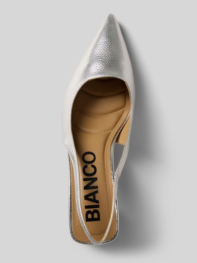 Produktfoto, Pumps mit Strukturmuster von BIANCO w kolorze srebrnym, fakturowany wzór, gładka podeszwa, otwarta pięta, wysokość obcasa 6 cm, wysokość cholewki 1 cm, szerokość w rozmiarze 40: 5 cm