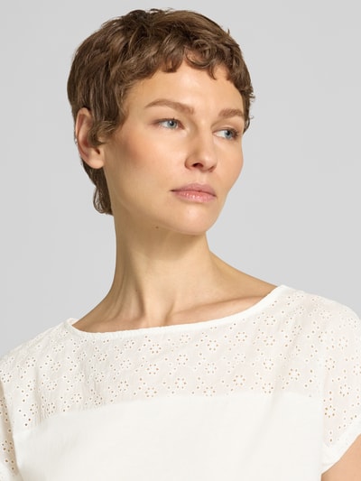 Modelka kobieca nosi Regular Fit Blusentop aus reiner Baumwolle Modell 'JANNI' od Vero Moda, biały, z półprzezroczystym obrzeżem, jersey, krój regular fit, dekolt łódka, krótki rękaw, unikatowa faktura, optyka jednolita, zbliżenie górnej części ciała.