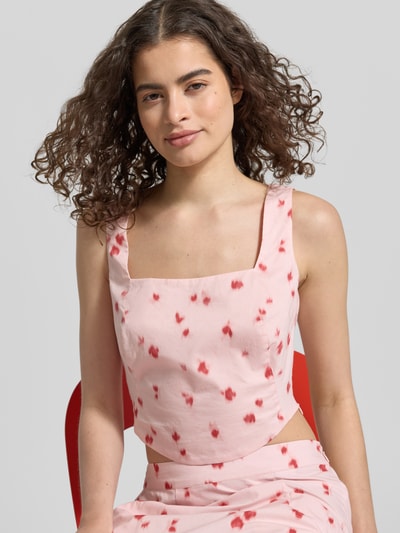 Frauenmodel trägt Crop Top im Allover-Look mit Smok-Details von JAKE*S STUDIO WOMAN aus reiner Baumwolle, Nahaufnahme Oberkörper.
