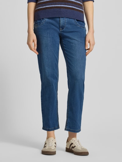 Frauenmodel trägt Straight Fit Jeans mit Eingrifftaschen von Buena Vista in Mittelblau, Baumwoll-Mix mit Stretch, Nahaufnahme Unterkörper.