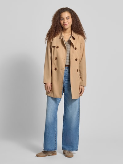 Kobiece model prezentuje Regular Fit Trenchcoat mit doppelreihiger Knopfleiste Modell 'VALERIE' od Only, jednobarwny, pasek w talii, długi rękaw, boczne kieszenie, kołnierz wykładany, krój regular fit, widok całej sylwetki z przodu
