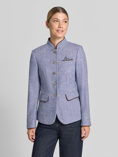 Frauenmodel trägt Blazer mit Viskose-Anteil und Stehkragen von White Label in Hellblau mit Knopfleiste und Pattentaschen, Ganzkörperansicht von vorne. Taillierter Schnitt, Material-Mix, Einstecktuch, Rückenlänge 61 cm, Brustweite 45 cm, Ärmellänge 62 cm.