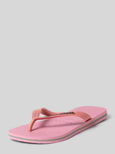 Produktfoto, Flip-Flops mit Logo-Detail von Havaianas, rosa Farbe, abgerundete Passform, offene Ferse, Zehentrenner, Absatzhöhe 1 cm bei Größe 39/40, strukturierte Oberfläche.