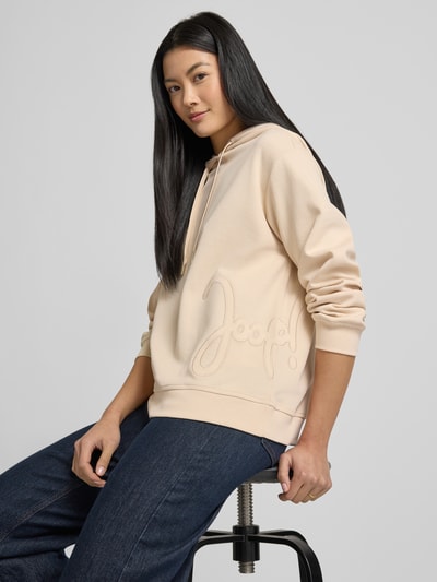 Frauenmodel trägt Hoodie mit Label-Stitching Modell 'Tansu' von JOOP!, Damen Baumwoll-Mix Relaxed-Fit, helle Farbe, Nahaufnahme Oberkörper.