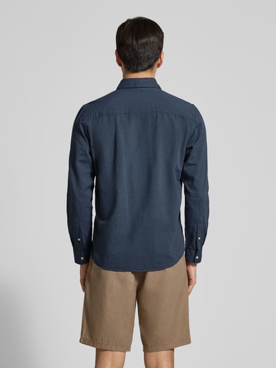 Männermodel trägt Slim Fit Freizeithemd aus reiner Baumwolle von MCNEAL in Dunkelblau, abgerundeter Saum, Ganzkörperansicht Rückansicht.