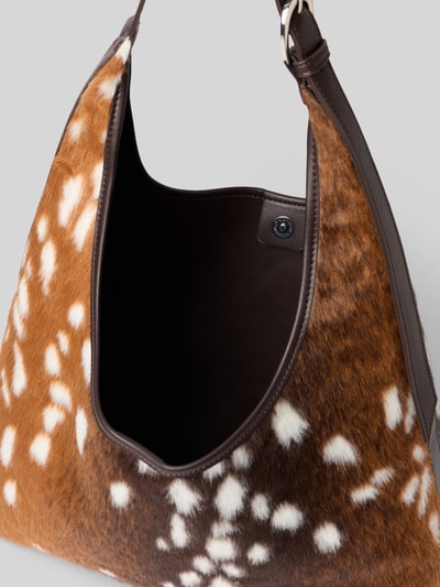 Produktfoto, Handtasche aus Kunstfell im Allover-Look von Gina Tricot, braun-weiß gemustert, Hauptfach mit Reißverschluss, verstellbarer Tragehenkel, Maße ca. 40 cm Breite, 47 cm Länge, 11 cm Tiefe, 33 cm Schulterriemen.