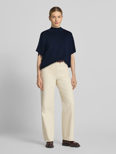 Vrouwenmodel draagt gebreid shirt uit Viscosemix met opstaande kraag, loose fit, 3/4-mouw van MORE, diepblauw, lengte maat 36: 58 cm, mouwlengte 23 cm, Ganzkörperansicht van voren.