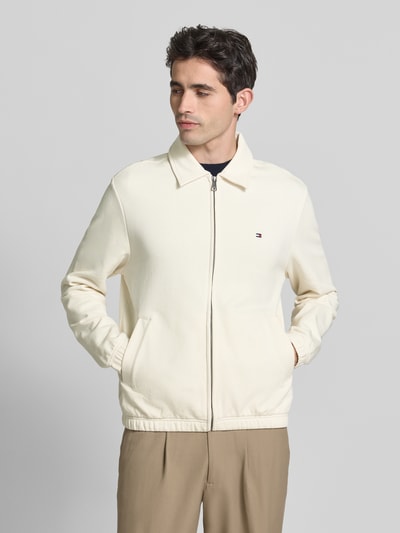 Männermodel trägt Regular Fit Sweatjacke aus reiner Baumwolle von Tommy Hilfiger, Optik: Unifarben, Ganzkörperansicht von vorne.
