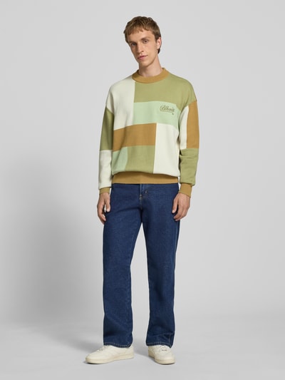 Mannenmodel draagt Regular Fit Pullover in breilook model 'Patchwork' van BLKVIS, katoen, ronde hals, logo-stiksel, meerkleurig, full body vooraanzicht.