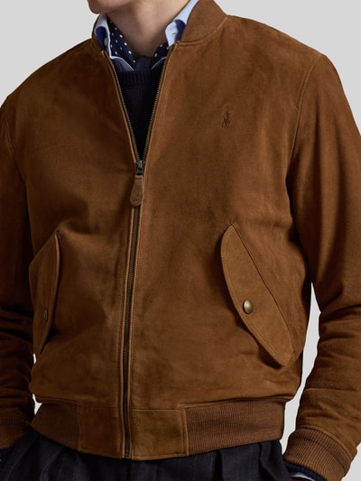 Männermodel trägt Regular Fit Lederjacke mit seitlichen Pattentaschen von Polo Ralph Lauren in braunem Veloursleder, Nahaufnahme Oberkörper.