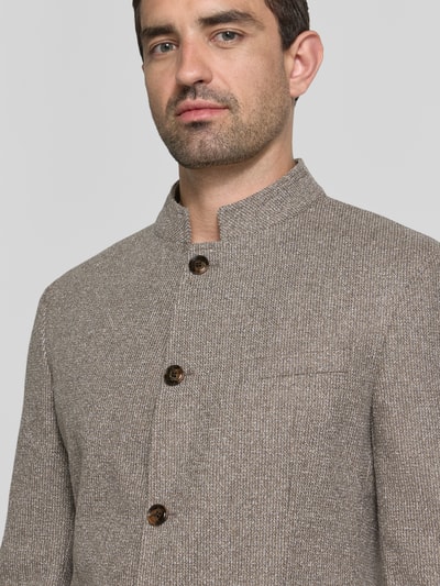 Męski model nosi Regular Fit Sakko mit Stehkragen Modell 'Hiro' od JOOP! COLLECTION, mieszanka bawełny, listwa guzikowa, nakładane kieszenie, beżowa tekstura, zbliżenie na górną część przodu