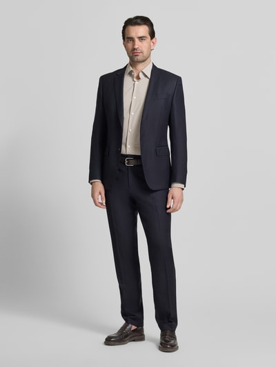 Męski model nosi Regular Fit Businesshemd mit Kombimanschette Modell 'P-JOE-K' od BOSS, gładki beżowy materiał, krój regular fit, pełny widok z przodu.