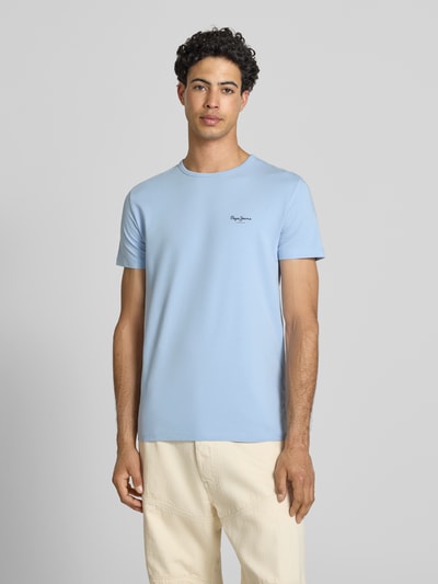 Männermodel trägt ein hellblaues Slim Fit T-Shirt aus Baumwoll-Mix Modell 'ORIGINAL BASIC 3N' von Pepe Jeans, Ganzkörperansicht von vorne