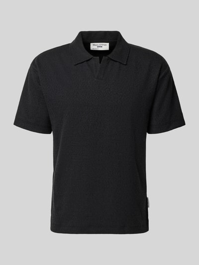 Produktfoto, schwarzes Relaxed Fit Poloshirt aus Baumwoll-Mix von Marc O'Polo Denim, unifarben, kurzarm, Crinkle-Textur, Label Patch