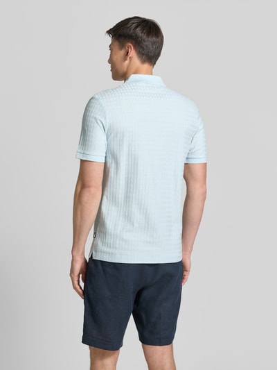 Männermodel trägt hellblaues Regular Fit Poloshirt aus reiner Baumwolle Modell 'H-PARLEY 321' von BOSS, Herren Poloshirt, Ganzkörperansicht Rückansicht.
