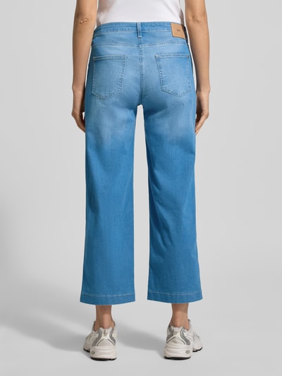 Männermodel trägt Culotte im Used-Look mit Eingrifftaschen von MAC, Mieszanka bawełny z dodatkiem streczu, skrócony krój, efekt znoszenia, wpuszczane kieszenie, szerokość w rozmiarze 36: 40 cm, długość wewnętrzna nogawki w rozmiarze 36: 69 cm, Ganzkörperansicht Rückansicht