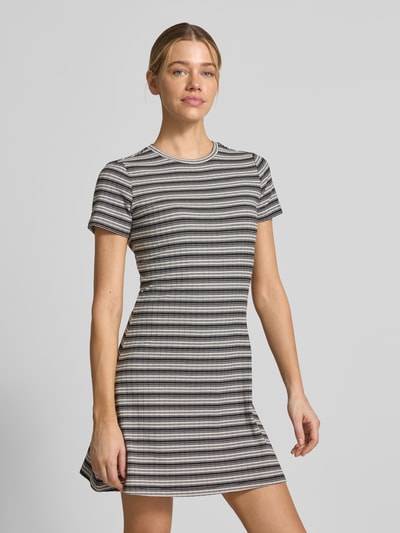 Frauenmodel trägt Körpernahes Freizeitkleid mit Allover-Muster von Tom Tailor Denim, Optik:Allover-Muster, Passform:Körpernah, Länge:Knielang, Ausschnitt:Rundhals, Ärmelform:Kurzarm, Saum:Gerade, Materialverarbeitung:Ripp, gestreiftes Design in Grau- und Schwarztönen, gerippte Textur, Ganzkörperansicht von vorne.