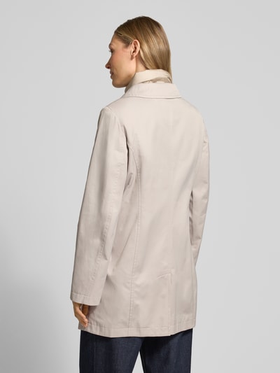 Vrouwenmodel draagt Kurzmantel met heraustrennbarem Westeneinsatz van Gil Bret, lichtbeige katoen, getailleerde fit, reverskraag, knoopsluiting, opgestikte zakken, ruglengte 85 cm, schouderbreedte 36 cm, borstwijdte 49 cm, mouwlengte 64 cm, achteraanzicht.