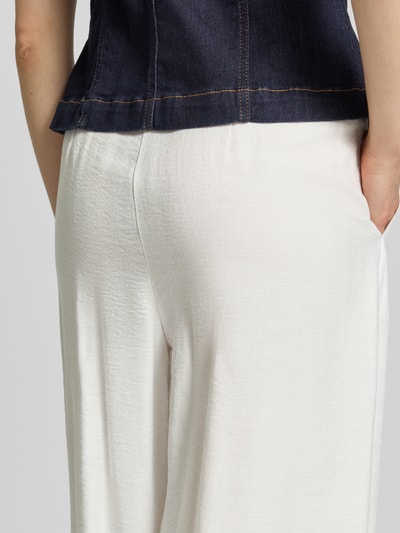 Männermodel trägt Wide Fit Stoffhose aus Viskose-Mix Modell 'Frencis' von Stehmann, elastyczny pas, materiał gładki, detal tyłu, Nahaufnahme Rückansicht. Szerokość w rozmiarze 36: 38 cm, długość wewnętrzna nogawki 77 cm.