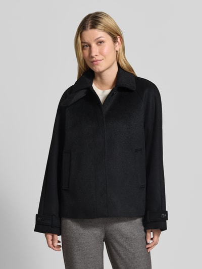 Frauenmodel trägt Jacke mit Woll-Anteil von Christian Berg Woman Selection in Schwarz, gerade Passform, Umlegekragen, Ganzkörperansicht von vorne.