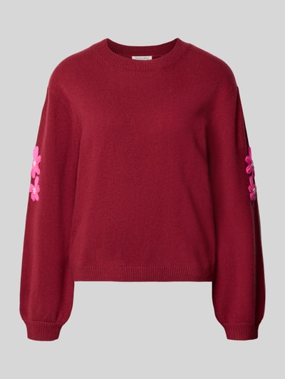 Produktfoto, Strickpullover aus Wolle mit Stitchings und Perlen von Christian Berg Woman in Weinrot mit rosa Blumenstickereien, Relaxed Fit, strukturierte Oberfläche