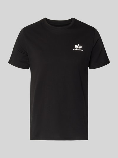 Produktfoto, T-Shirt mit Logo und Rundhalsausschnitt von Alpha Industries in Schwarz, reine Baumwolle, Regular Fit, dezentes Markenlogo vorne