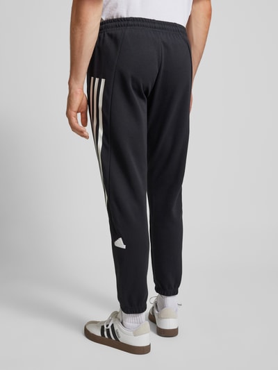 ADIDAS SPORTSWEAR Spodnie dresowe o kroju regular fit z charakterystycznymi dla marki paskami Czarny 5