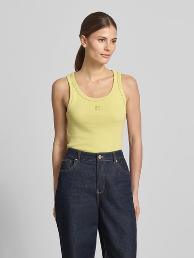 Frauenmodel trägt Slim Fit Tank Top aus Baumwoll-Mix Modell 'DATAMIA' von HUGO in Uni-Optik mit Label Stitching, U-Ausschnitt, breite Träger, Feinrippstruktur, Ganzkörperansicht von vorne.