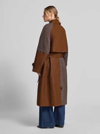 Männermodel trägt Loose Fit Mantel aus Woll-Mix Modell 'KAGU' von Essentiel Antwerp in Braun, Rückenansicht Ganzkörperansicht
