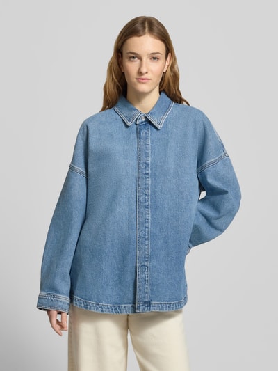 Vrouwenmodel draagt Jeansbluse mit Hemdblusenkragen van Calvin Klein Jeans, blauw denim, katoen, losse fit, verborgen knoopsluiting, voorkant volledig zichtbaar, close-up bovenlichaam.
